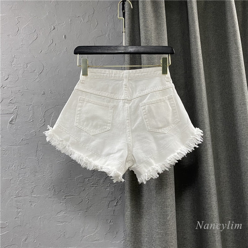 Białe krótkie spodenki